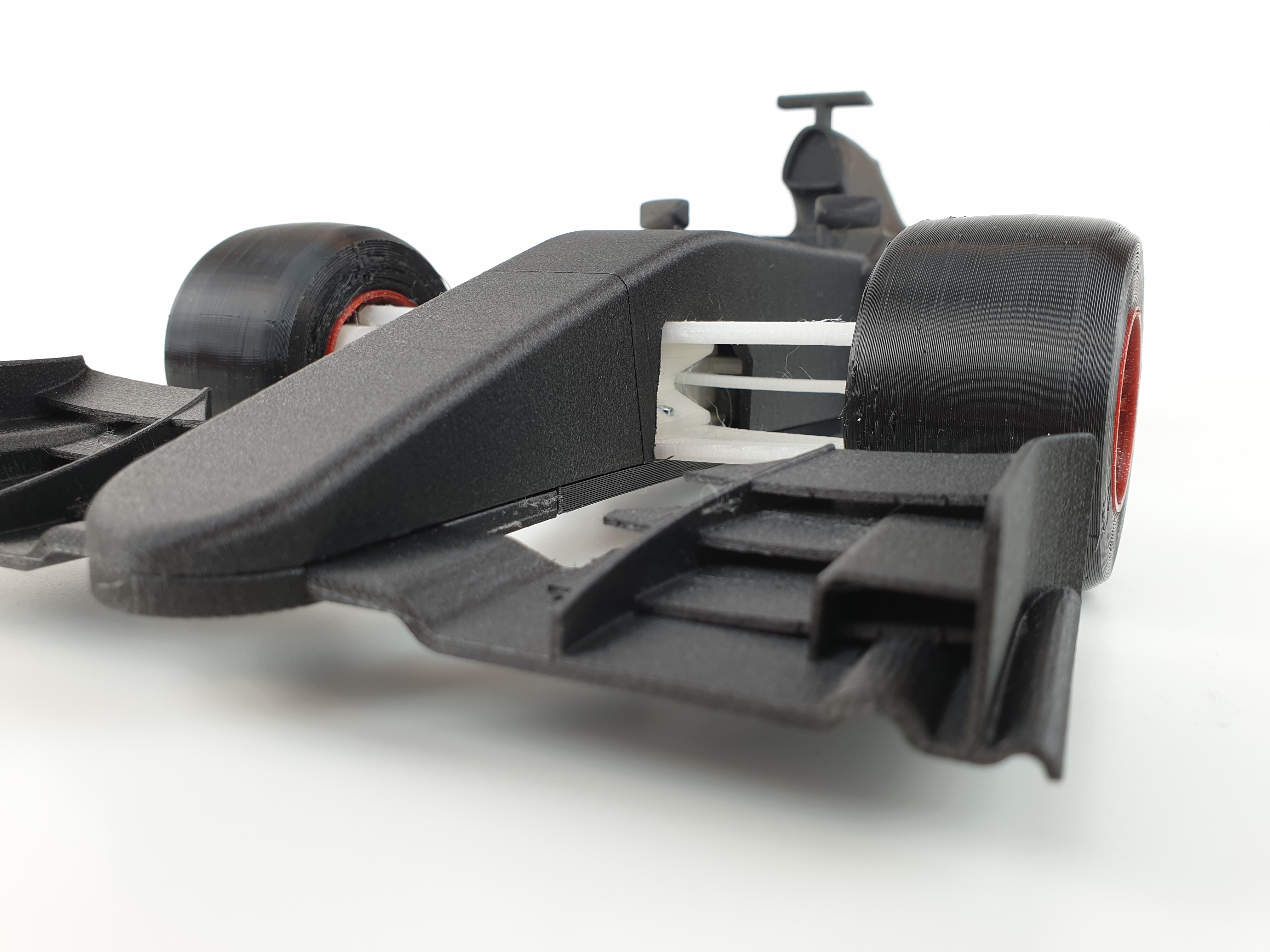 3D Drucker für Unternehmen: Hier sieht du einen Prototypen eines Open Race Cars 3D-gedruckt auf einem Raise3D Pro2 Plus mit NylonPower Carbon-Fibre und weiteren Filamenten. Der 3D-Druck ist unbearbeitet und zeigt eine mögliche Anwendung für Unternehmen.